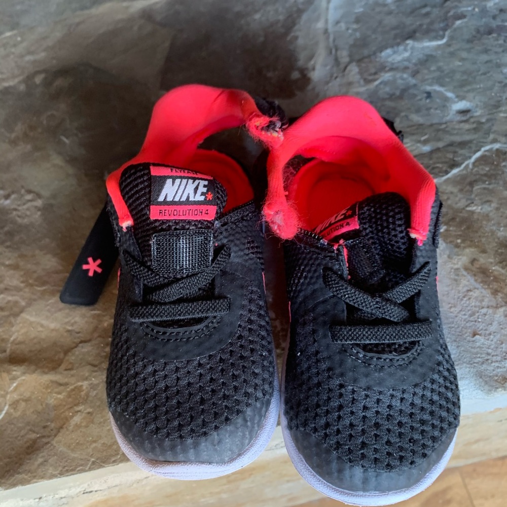 Nike Flyease Revolution 4